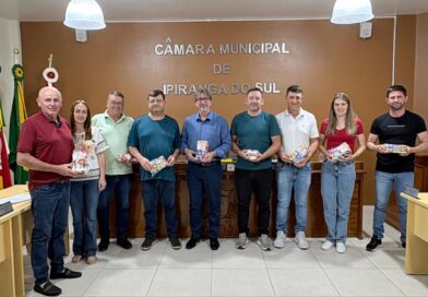 CÂMARA DE VEREADORES DE IPIRANGA DO SUL PRESTA HOMENAGEM A VEREADORES E SERVIDORES NO ENCERRAMENTO DO ANO LEGISLATIVO