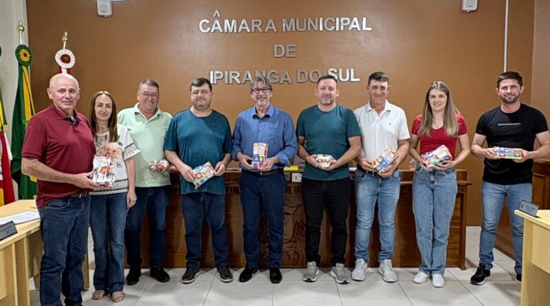 CÂMARA DE VEREADORES DE IPIRANGA DO SUL PRESTA HOMENAGEM A VEREADORES E SERVIDORES NO ENCERRAMENTO DO ANO LEGISLATIVO